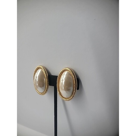 Vintage Earrings Clip On Gold Tone White Middle Scored Jewelry Costume - Picture 3 of 12